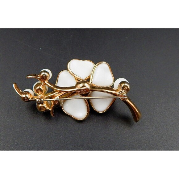 Crown Trifari Alfred Philippe Poured Milk Glass Flower Berries Brooch Gold Tone - Picture 6 of 12
